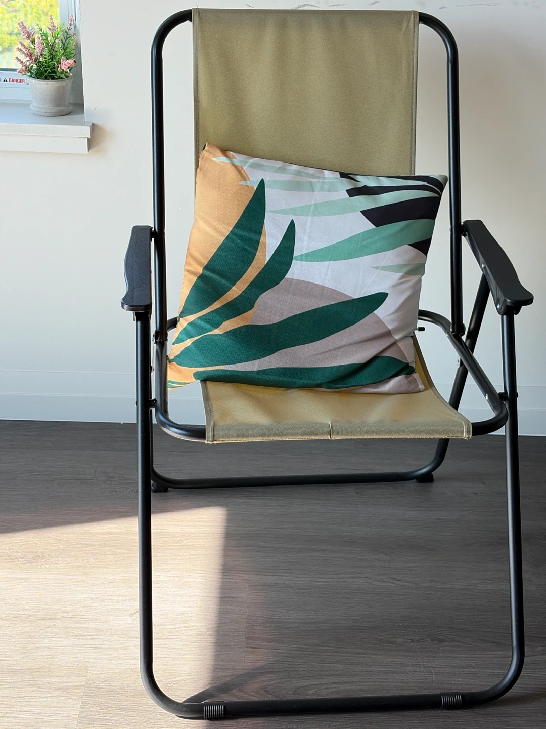 Set of 4 Folding Camp Chairs with Decorative Pillow