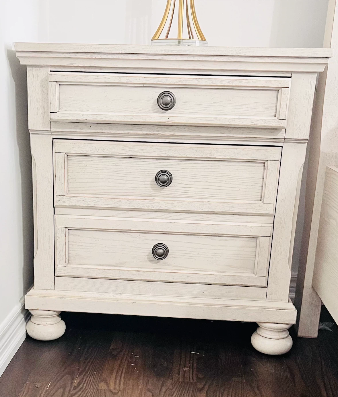 Cream coloured Solid wood King bed, dresser and nightstand set - photo 3