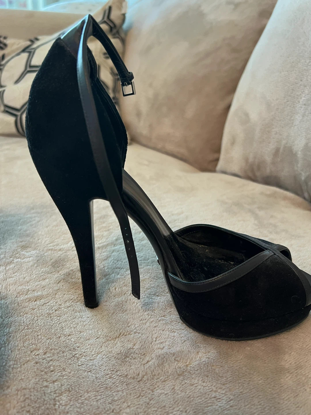 Gucci Black Suede Peep-Toe Heels Size 37.5 - photo 2