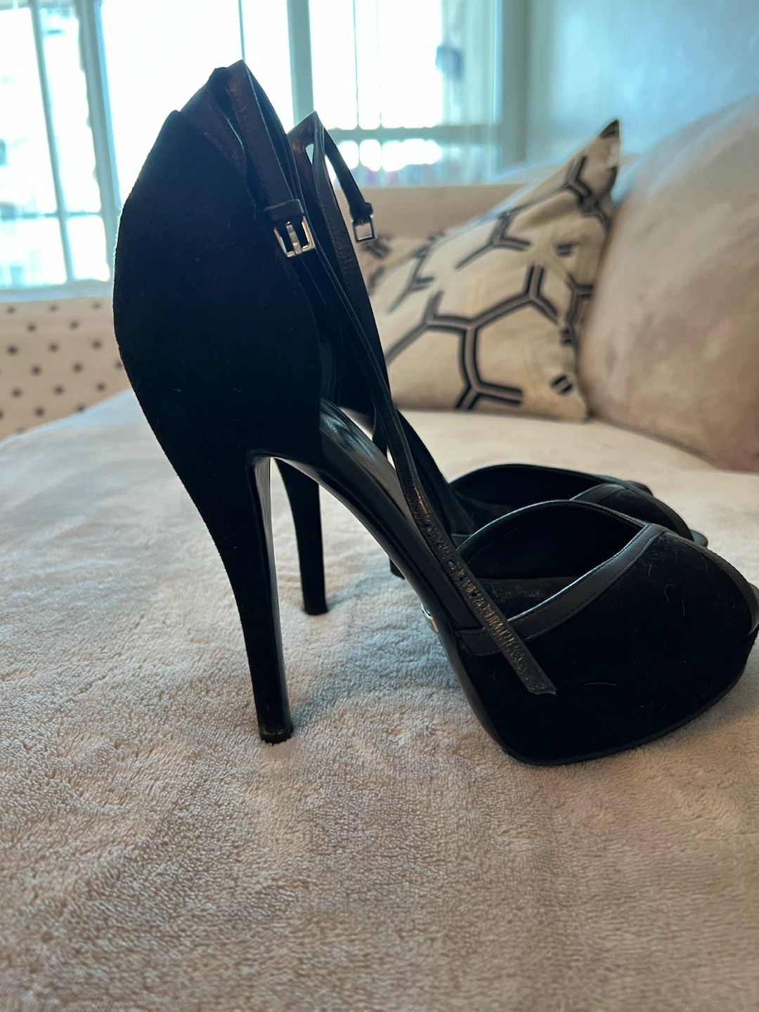 Gucci Black Suede Peep-Toe Heels Size 37.5 - photo 4
