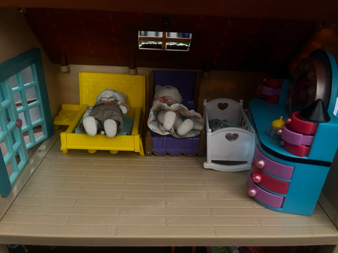 Calico critter latte cat family + house with ALL furniture - photo 2