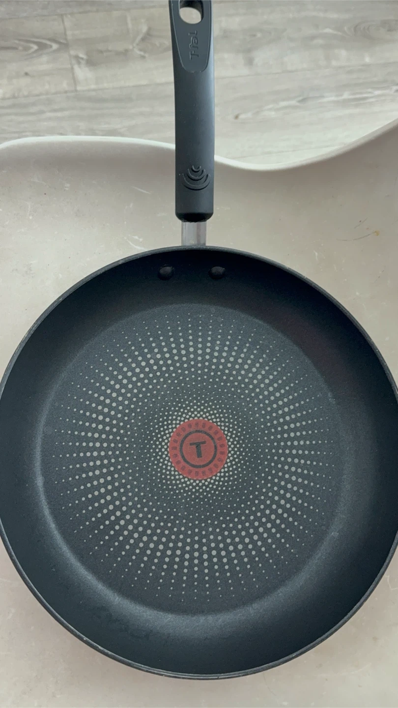 T-fal Large Non-Stick Skillet Pan – Excellent Condition - photo 2