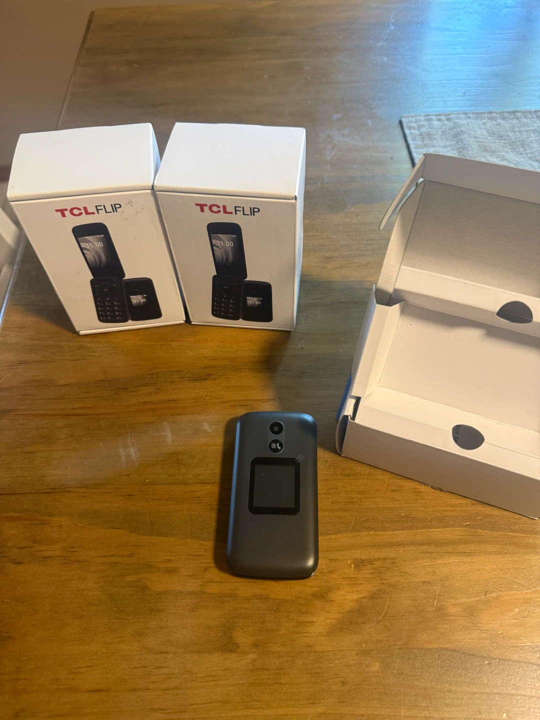 Three brand new flip phones - photo 2