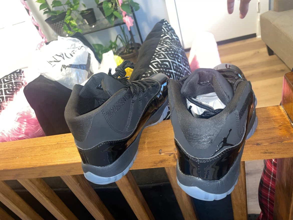 Jordan 11s cap and gown - photo 4