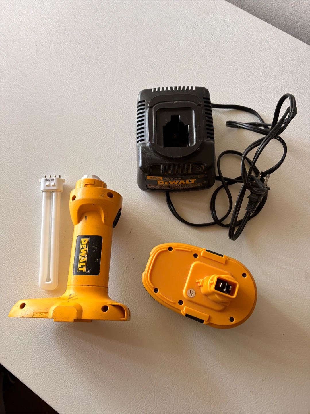 DeWalt 18V XRP DC9096 Battery and Work Light Kit