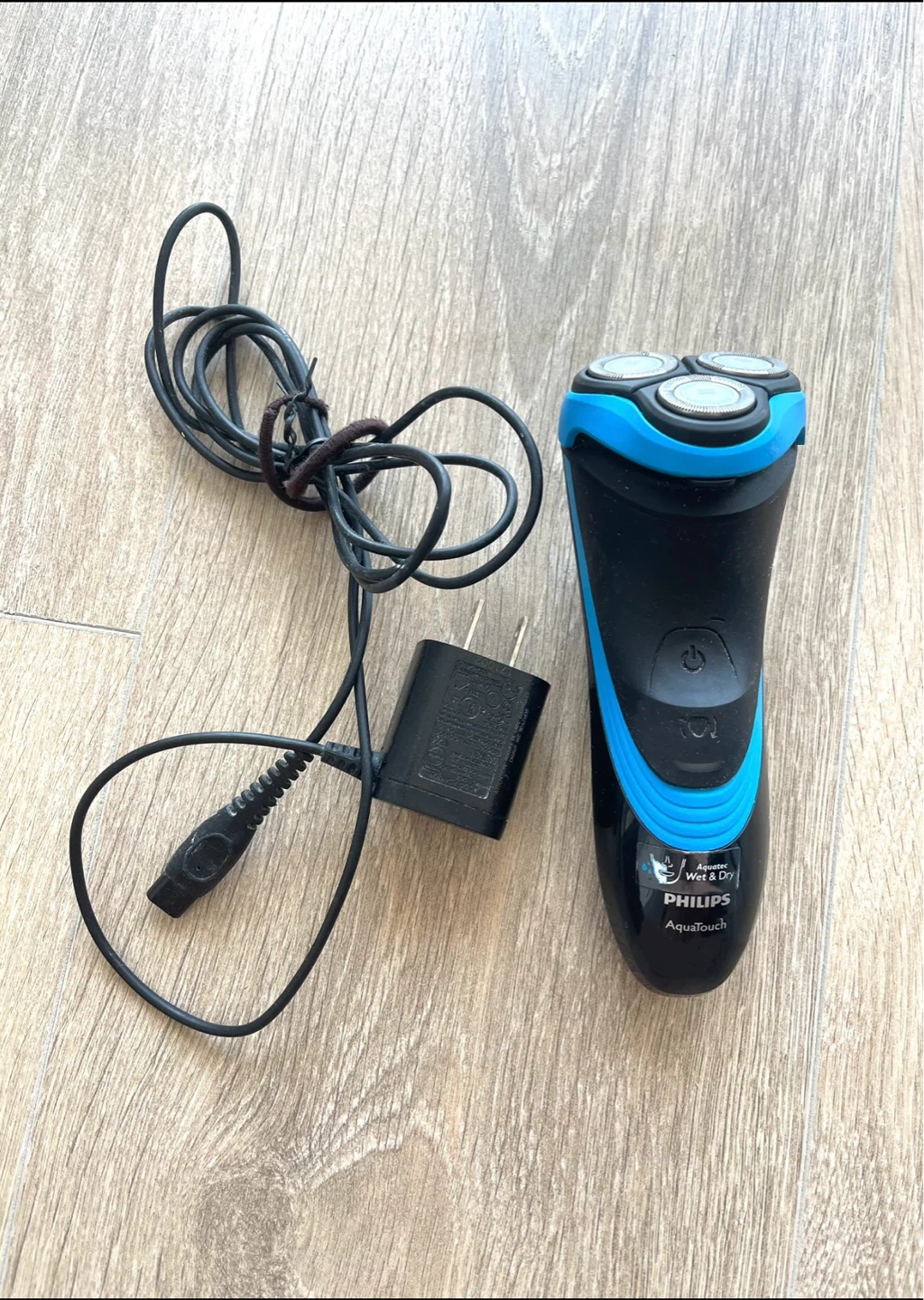 Philips AquaTouch Wet & Dry Electric Shaver with Charger