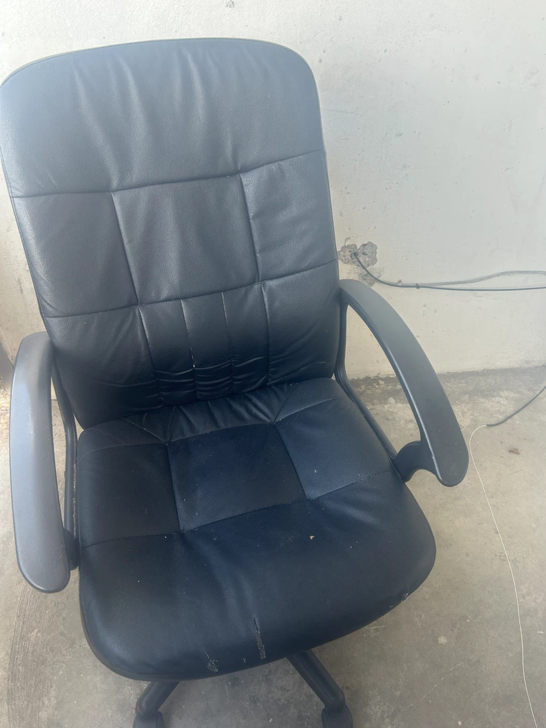 Office Chair and Desk - photo 3