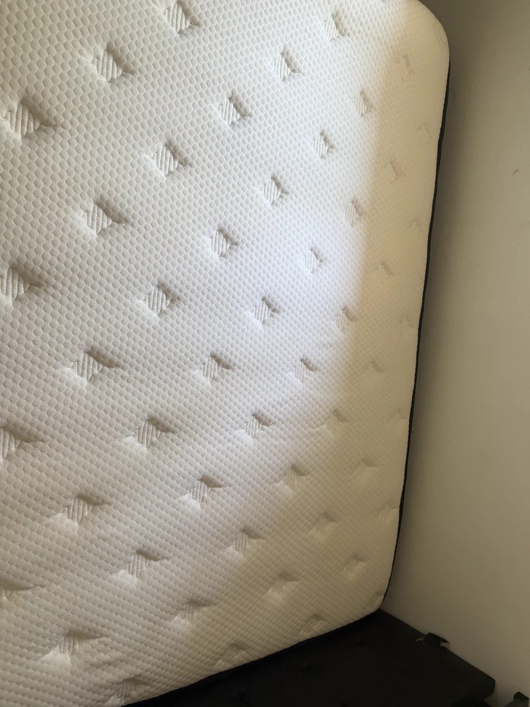 Queen Size 12” Memory Foam Hybrid Mattress – Excellent Condition