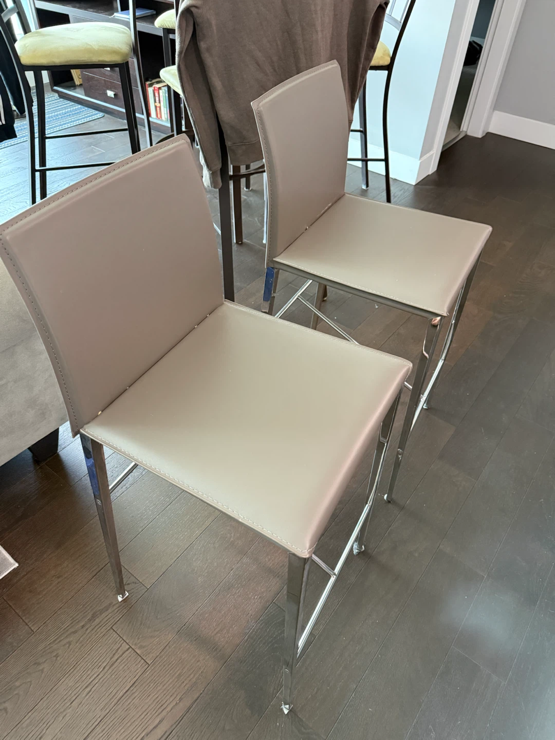 Countertop height bar chairs