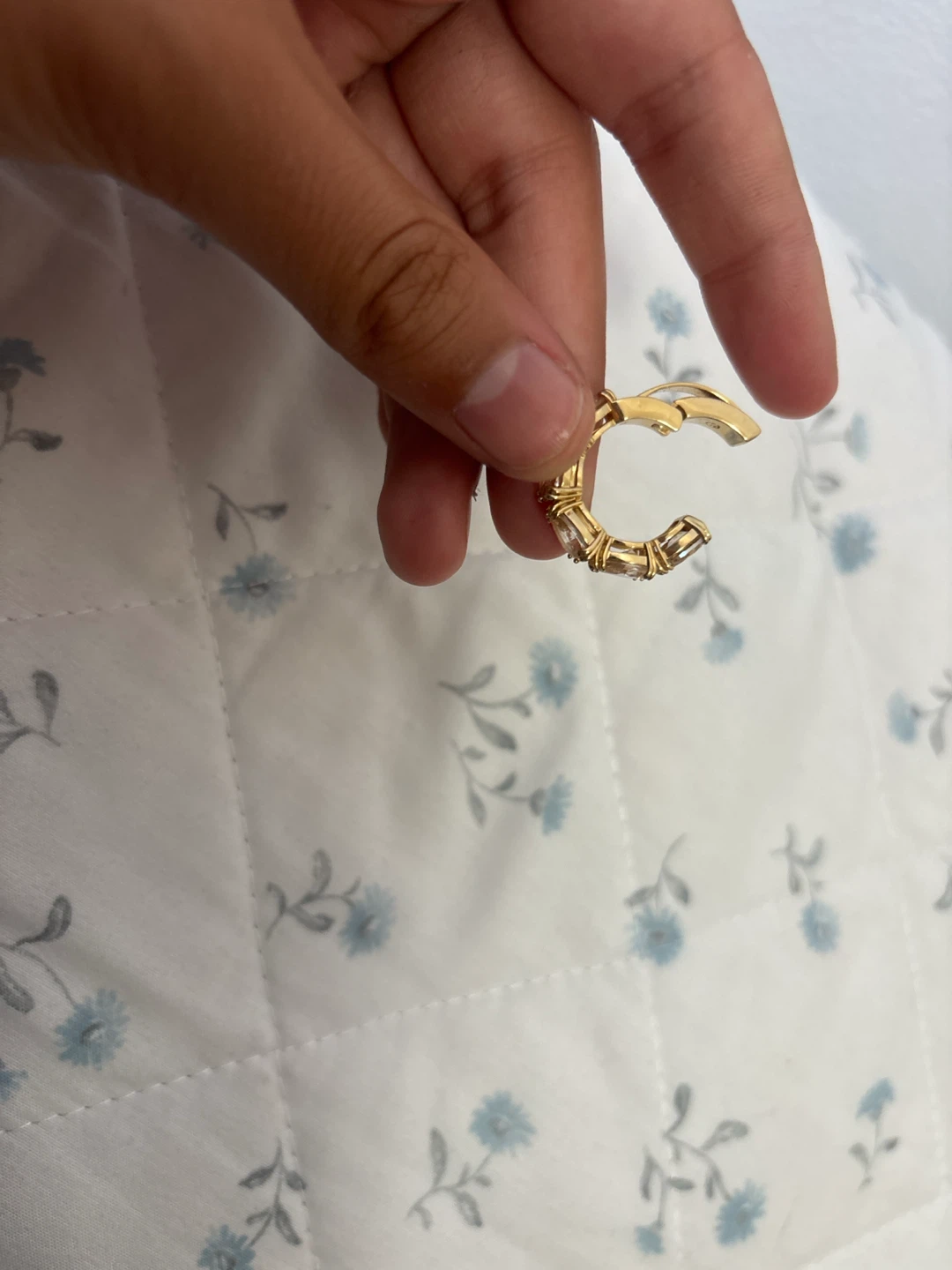 Gold tone ring with clear stones - photo 3