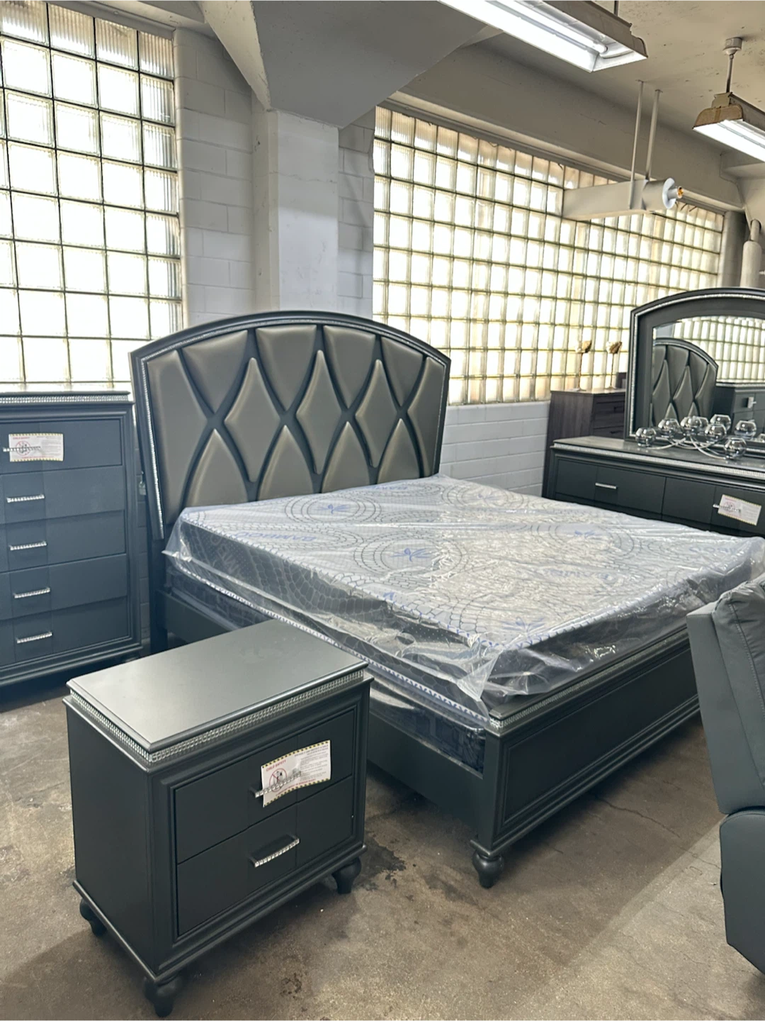 4 piece queen set bed frame mirror dresser nightstand