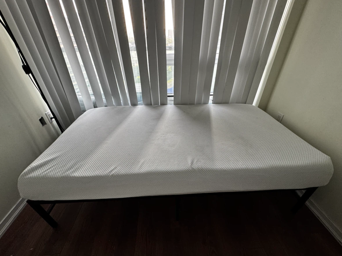 Selling Zinus twin mattress