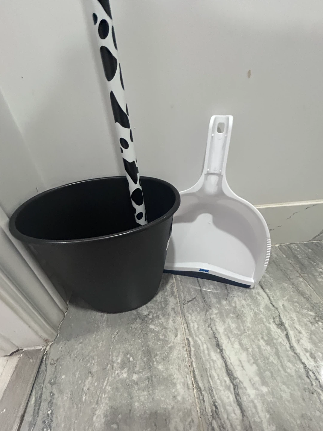 Mop Bucket, Broom , Dusting pan, Small bin for Trash - photo 5