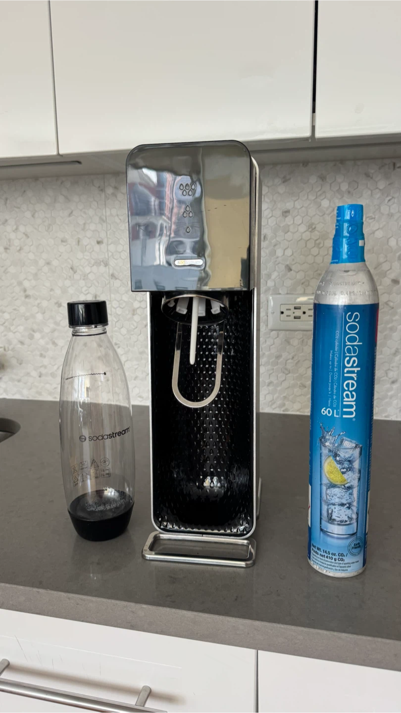 SodaStream Sparkling Water Maker with CO2 Cylinder - photo 2
