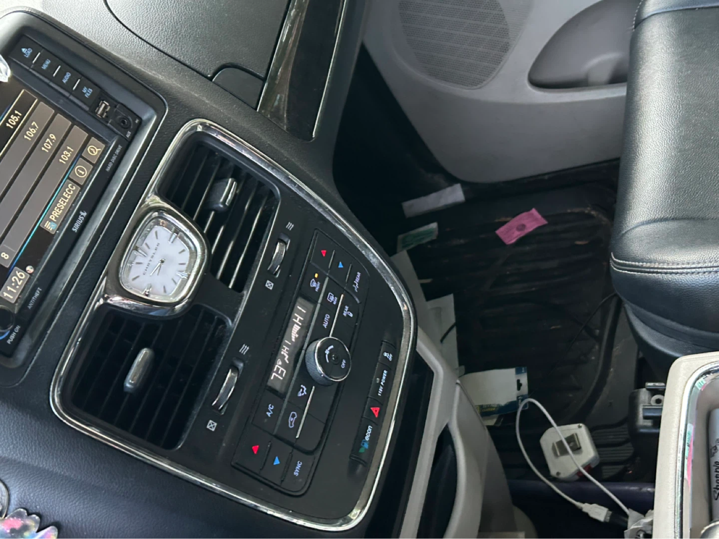 Chrysler Town & Country Minivan - photo 5