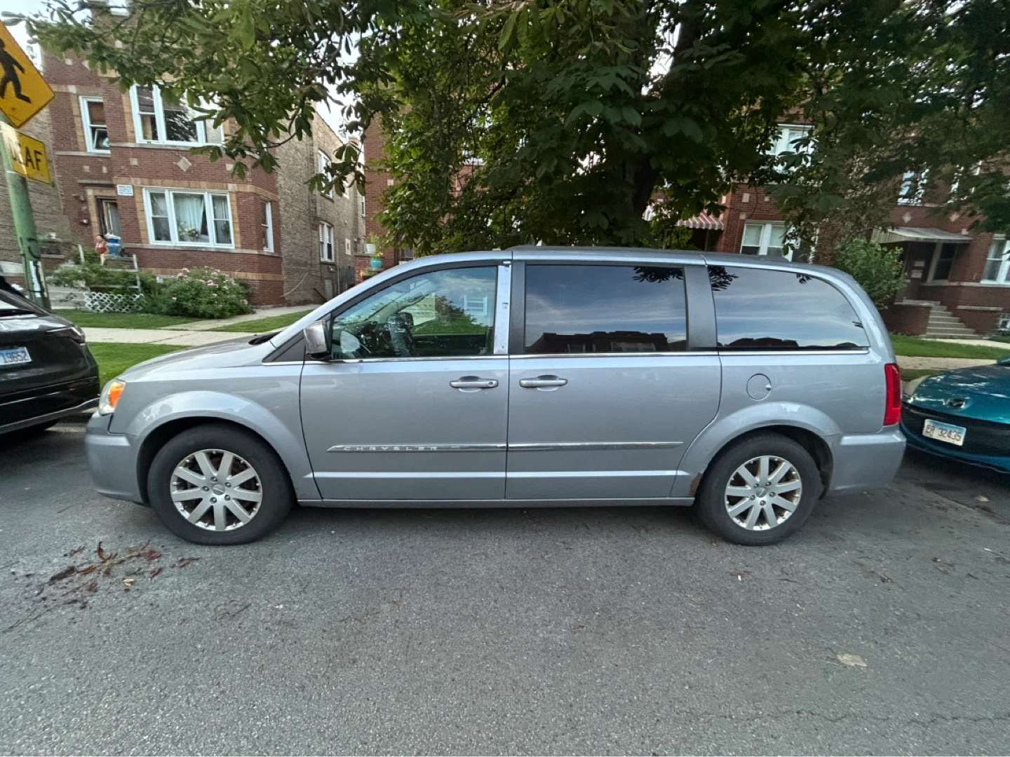 Chrysler Town & Country Minivan - photo 3