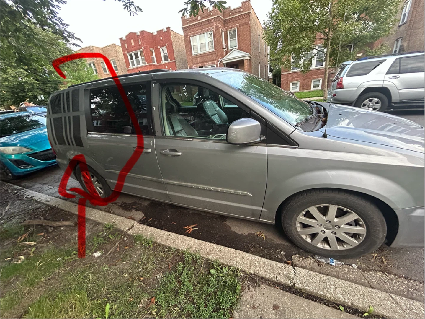 Chrysler Town & Country Minivan - photo 2