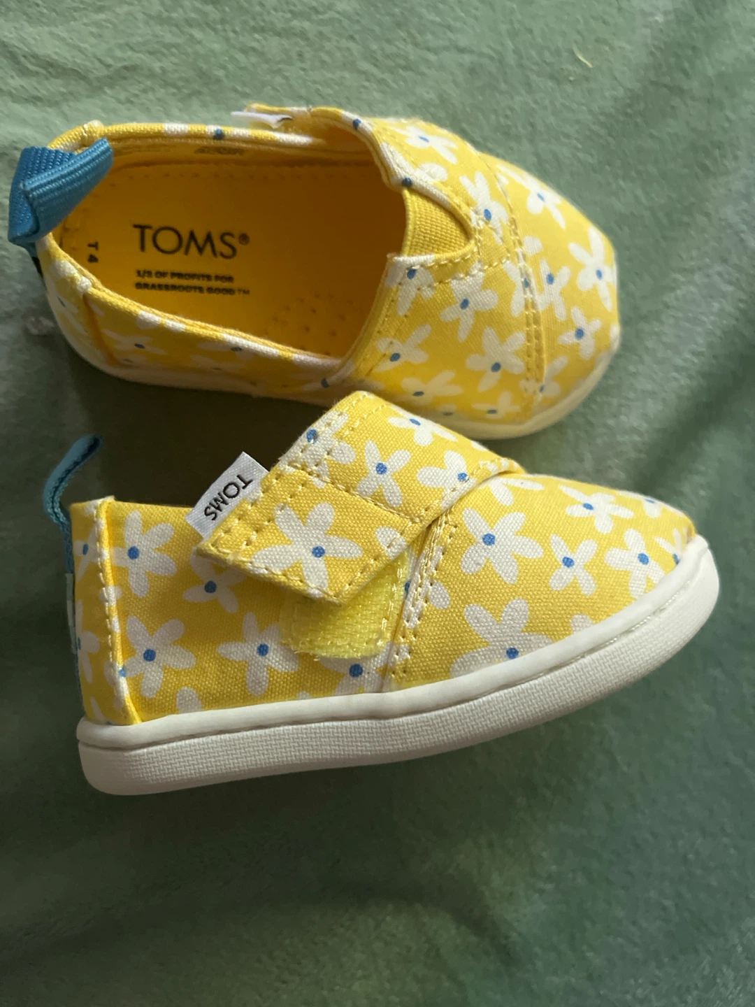 TOMS Baby Yellow Floral Slip-On Shoes Size 4 - photo 2