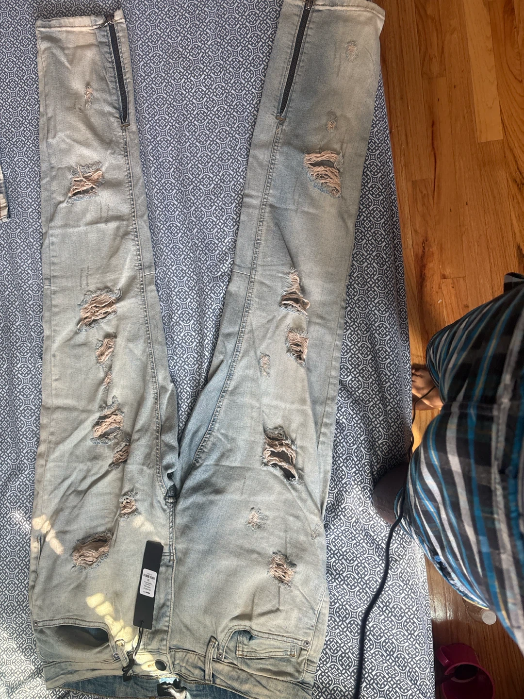 NO FAKENEWS Distressed Zip Hem Jeans