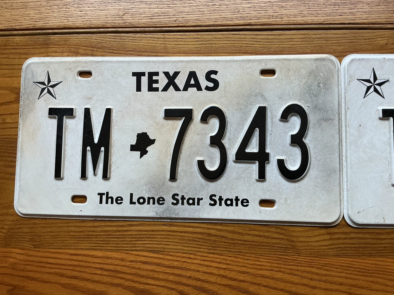 Vintage Movie Pair of Plastic (Not Real) Texas License Plates - photo 2