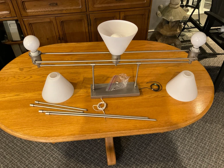 Modern track lighting fixture