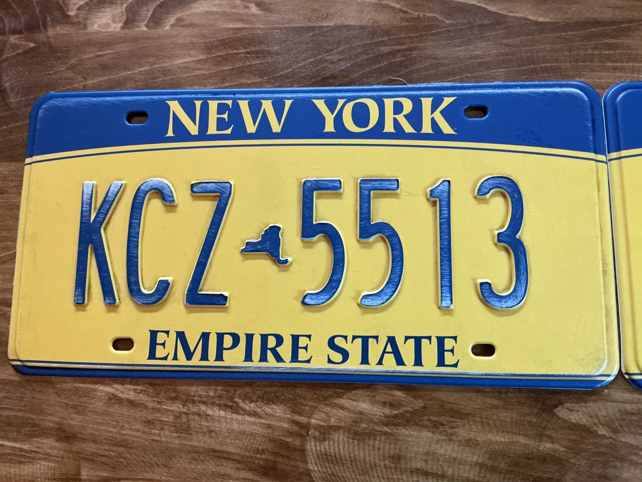 Vintage Movie Pair of Plastic (Not Real) NEW YORK Licence Plates - photo 2