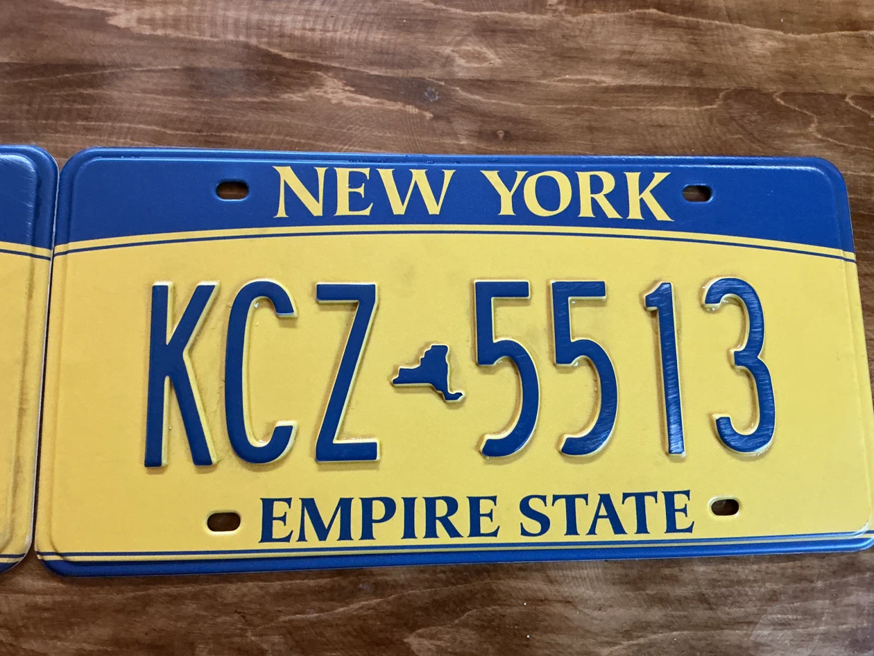 Vintage Movie Pair of Plastic (Not Real) NEW YORK Licence Plates - photo 3