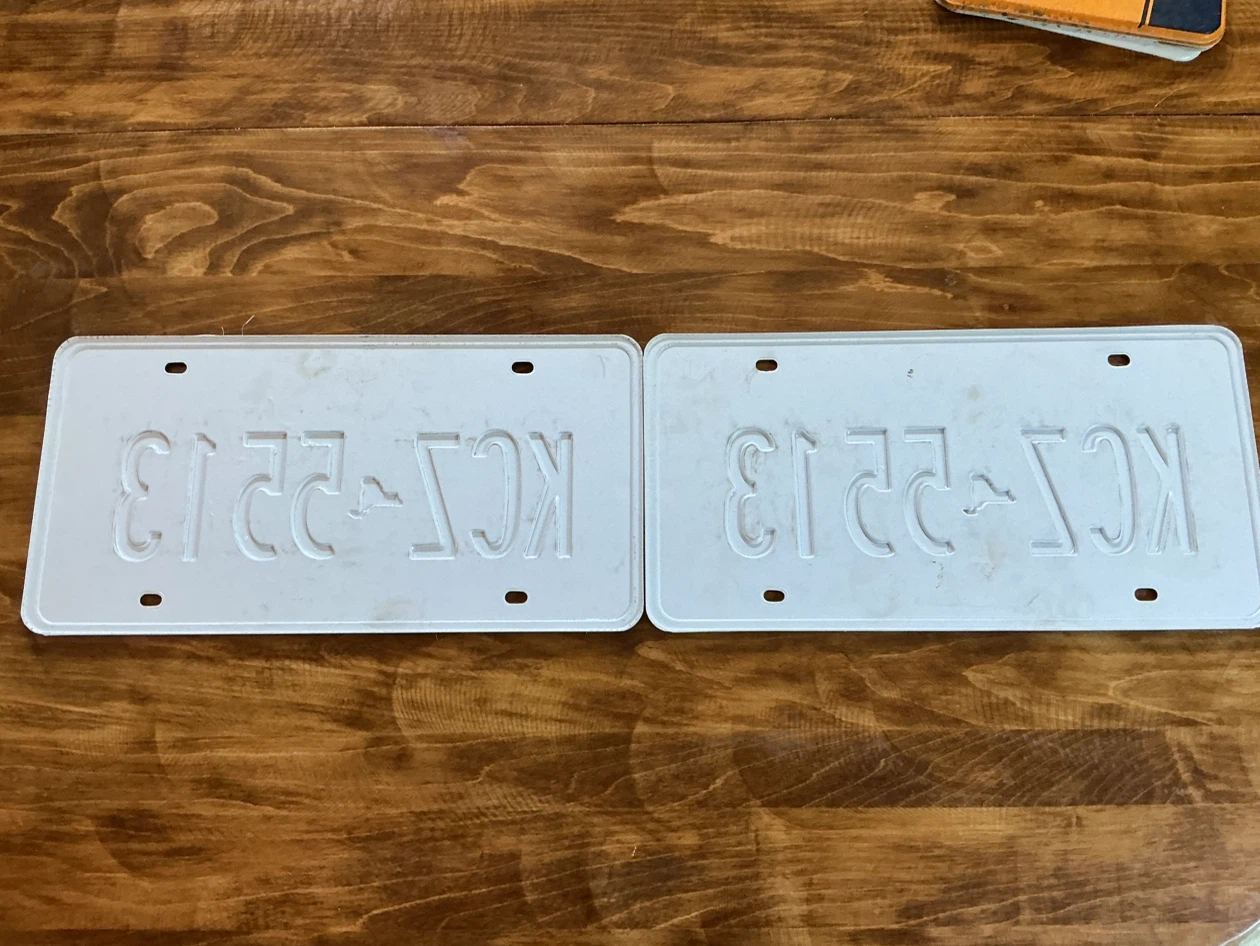 Vintage Movie Pair of Plastic (Not Real) NEW YORK Licence Plates - photo 4