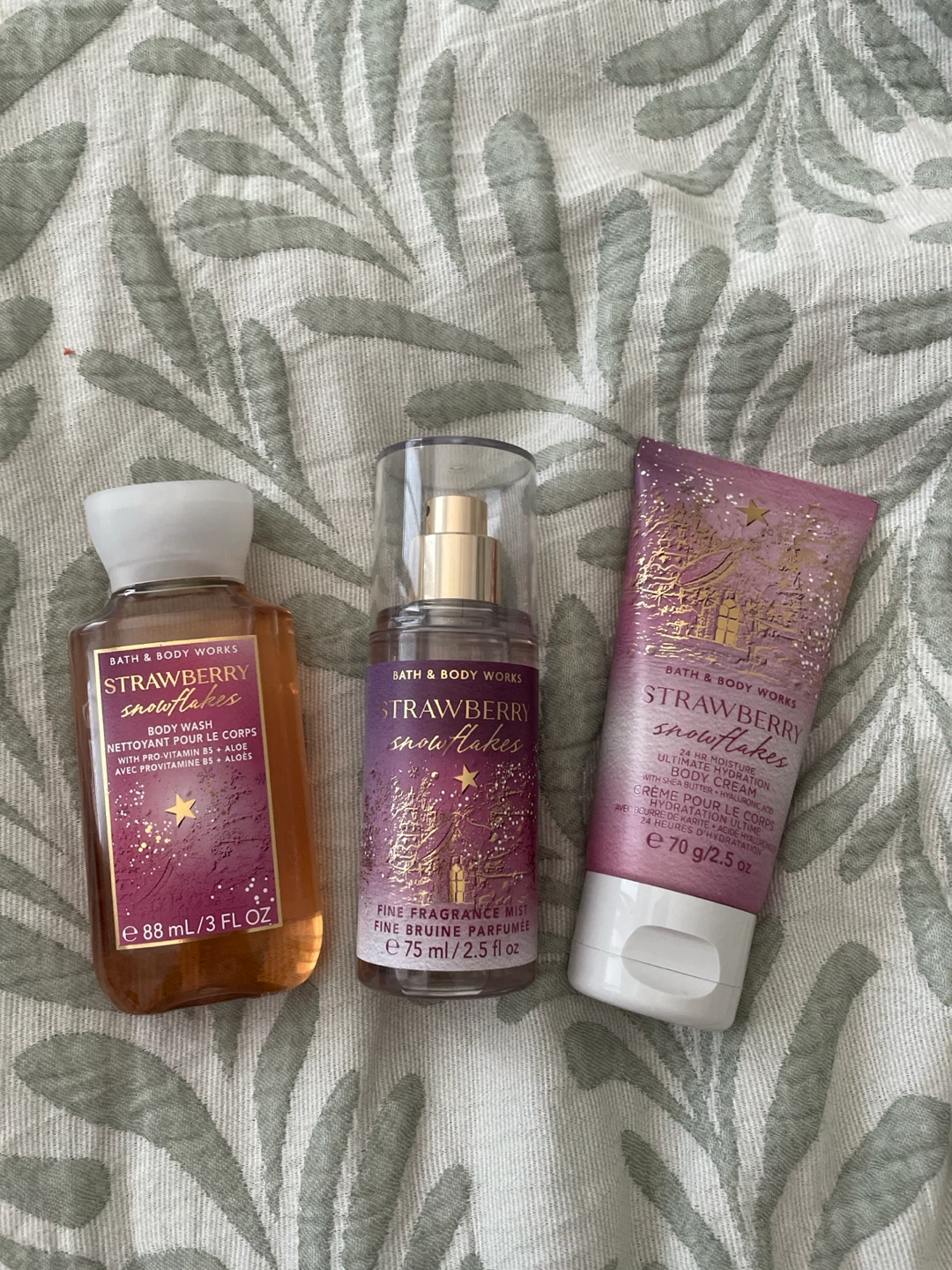 Bath & Body Works Strawberry Snowflakes Set