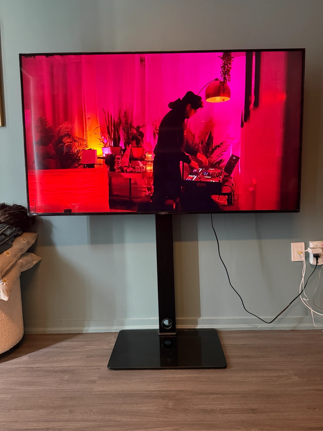 LG 65-Inch UT7000 TV with Stand - photo 4