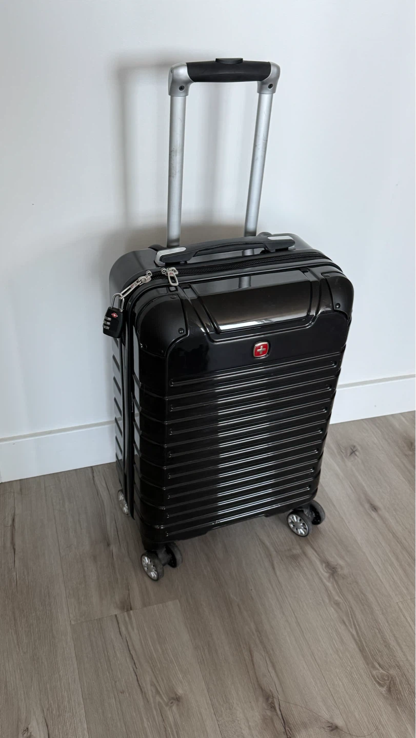 LIKE NEW SWISS GEAR CARRY ON LUGGAGE