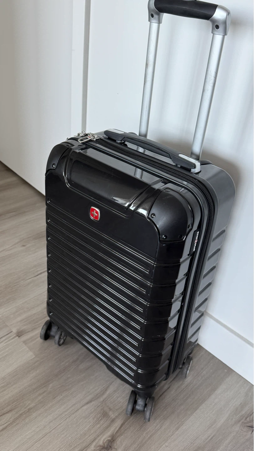 LIKE NEW SWISS GEAR CARRY ON LUGGAGE - photo 4