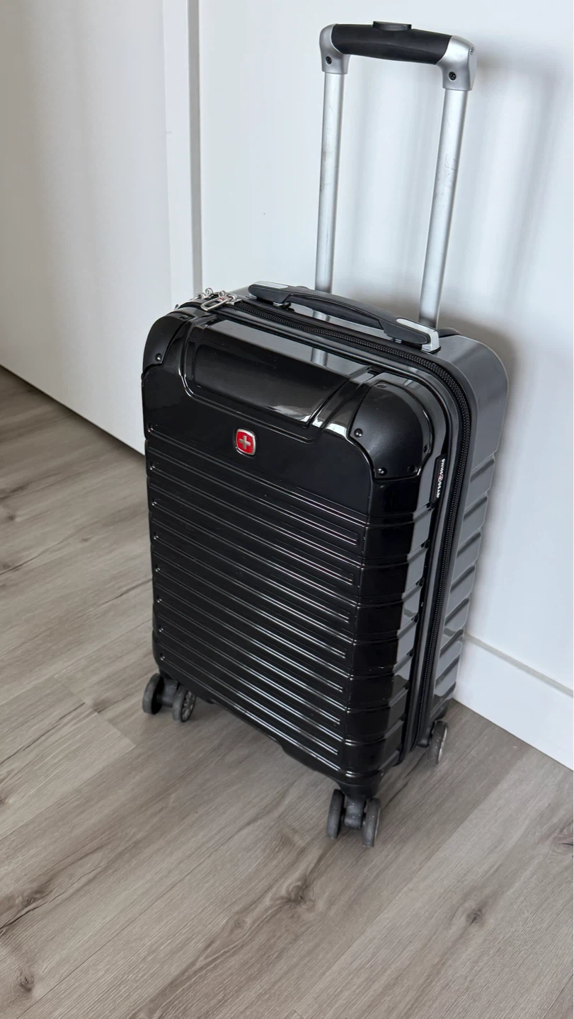 LIKE NEW SWISS GEAR CARRY ON LUGGAGE - photo 5