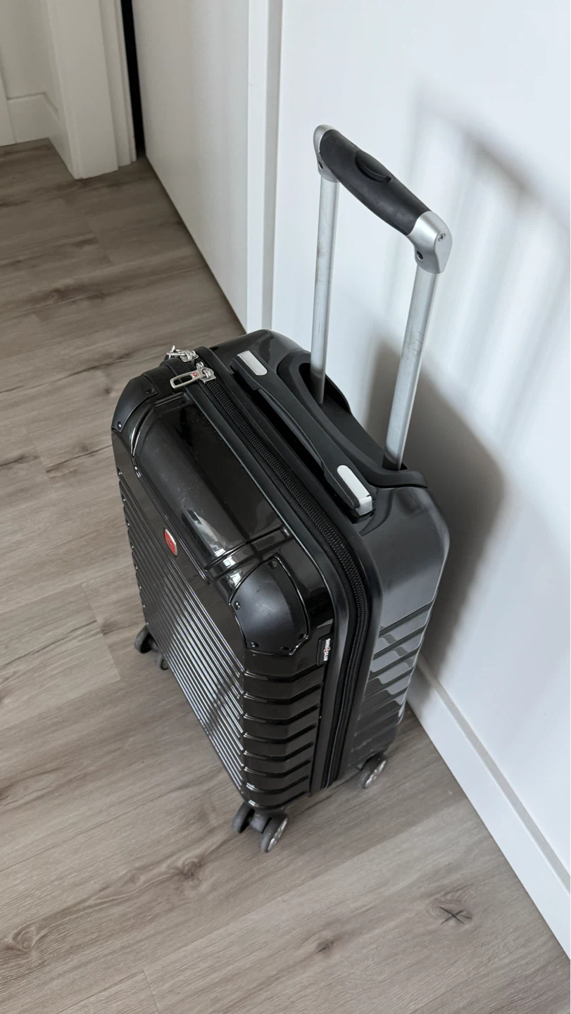 LIKE NEW SWISS GEAR CARRY ON LUGGAGE - photo 3