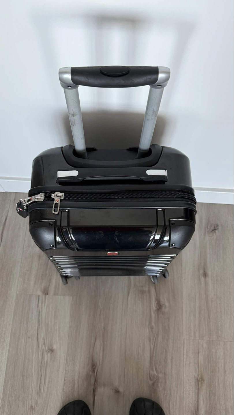 LIKE NEW SWISS GEAR CARRY ON LUGGAGE - photo 2