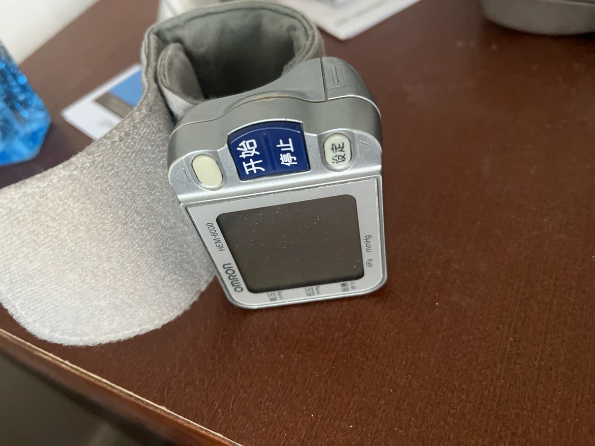 Omron HEM-6000 Wrist Blood Pressure Monitor