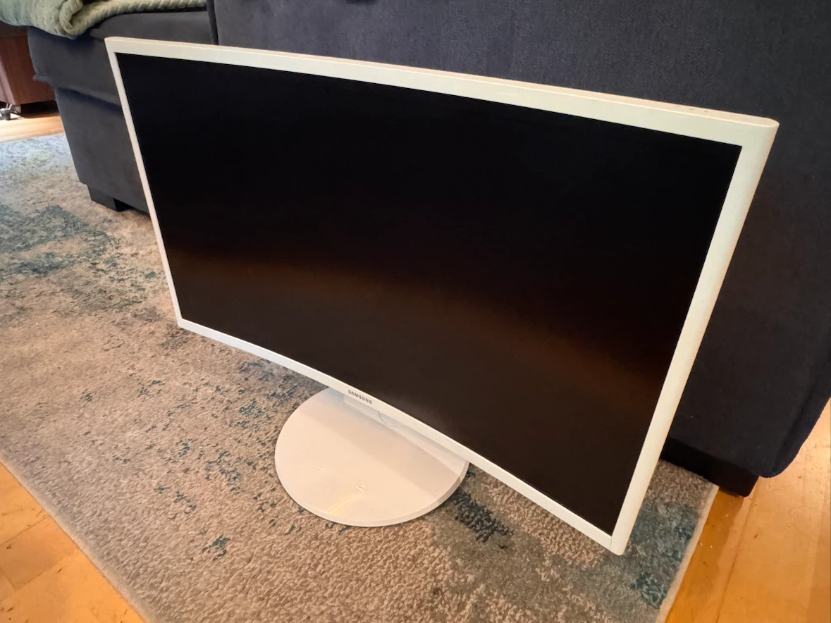 Samsung Curved Monitor - White - photo 2