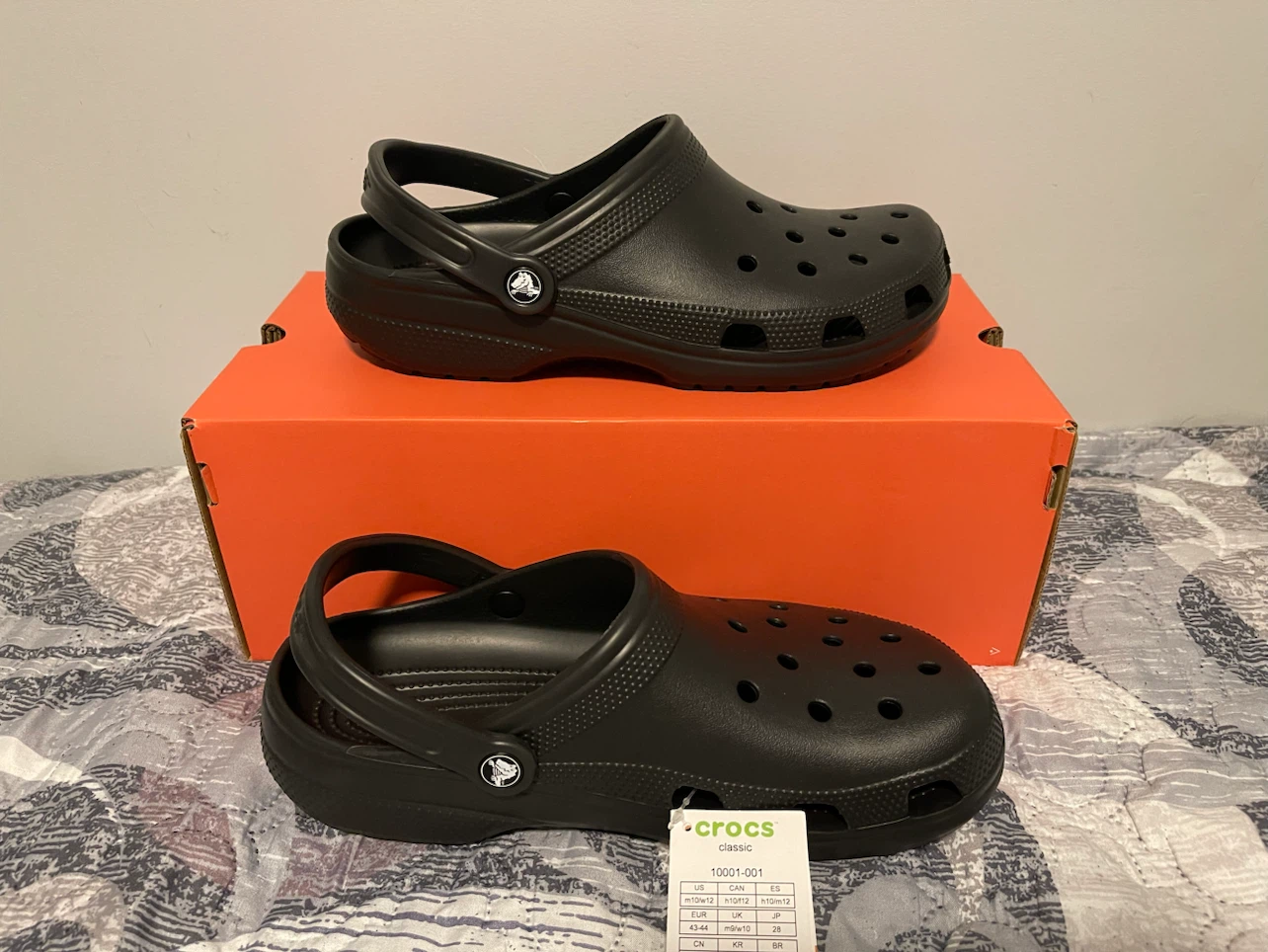Brandnew Black Crocs Classic Clogs Size 10/12