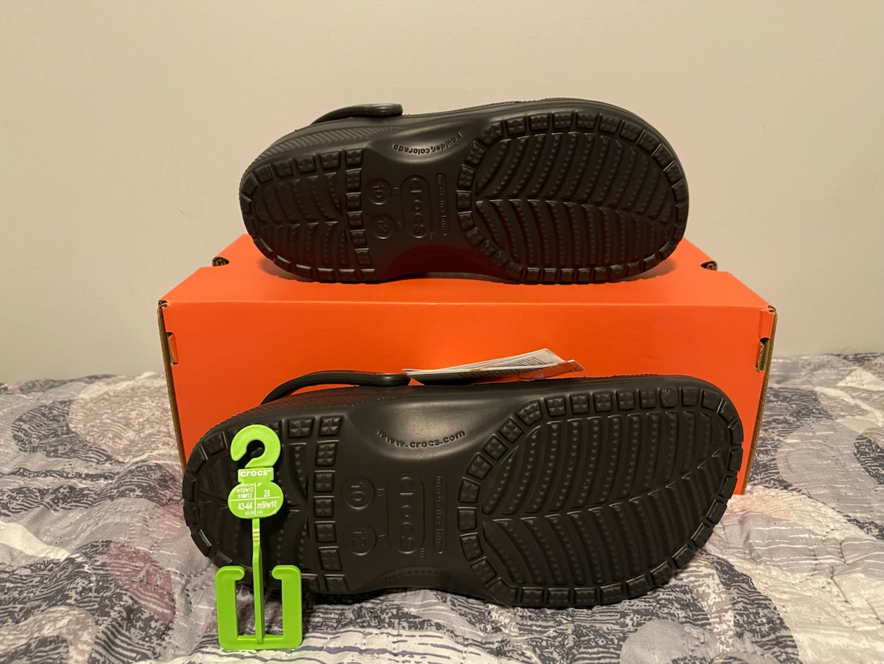 Brandnew Black Crocs Classic Clogs Size 10/12 - photo 2