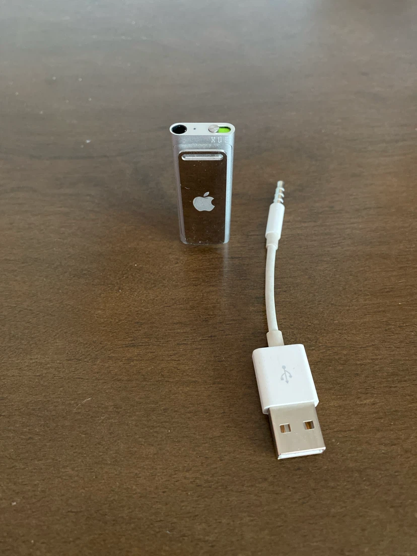 Apple iPod Shuffle 3rd Gen 2GB + charger