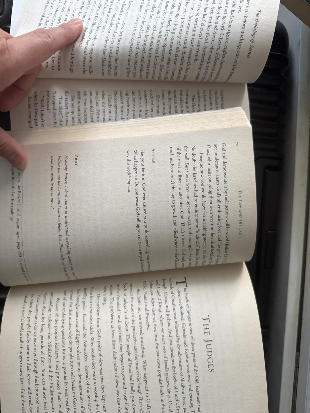 Books: Bookshop of Secrets, Essential Bible Guide Book Bundle - photo 2