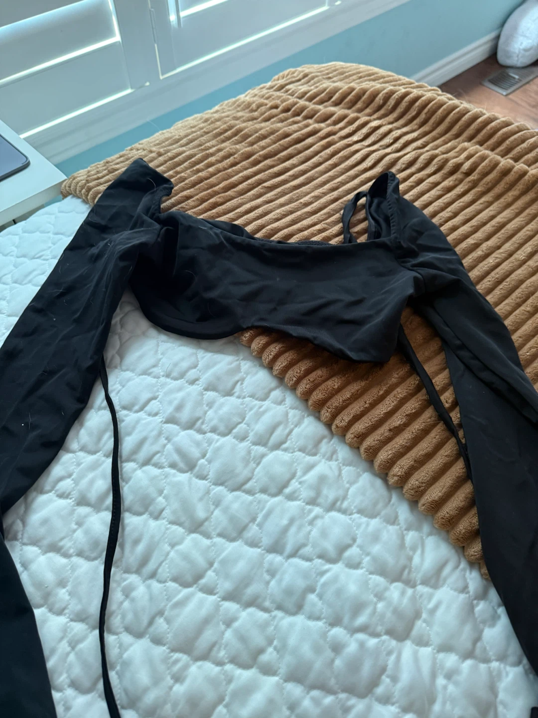 SHEIN Black Long Sleeve Crop Top