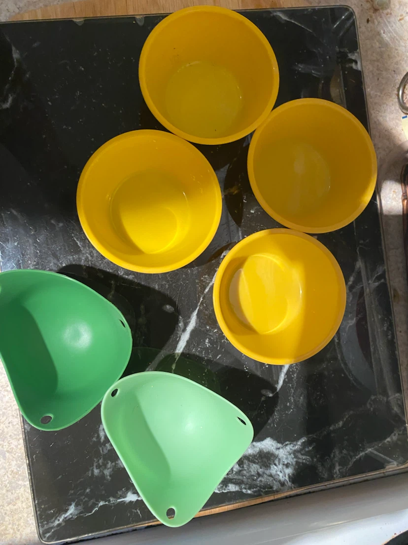 Set of 4 Yellow Silicone Bowls and 2 Green Egg Poachers