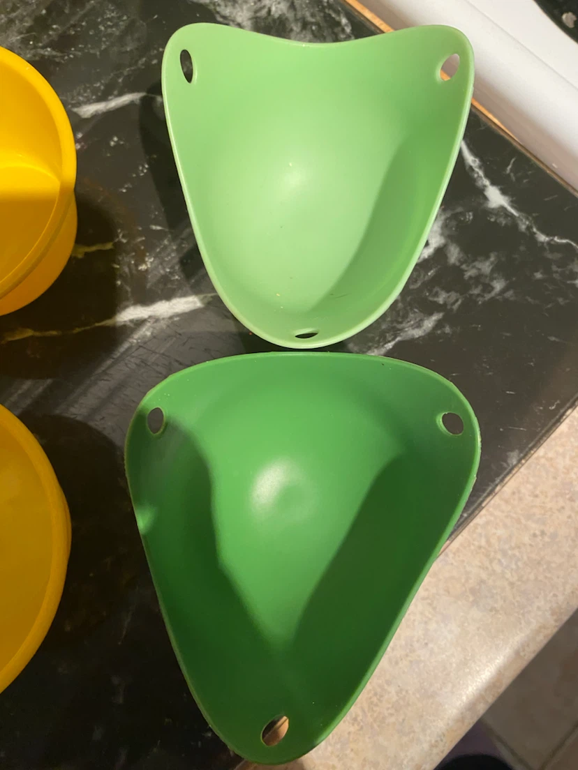 Set of 4 Yellow Silicone Bowls and 2 Green Egg Poachers - photo 3
