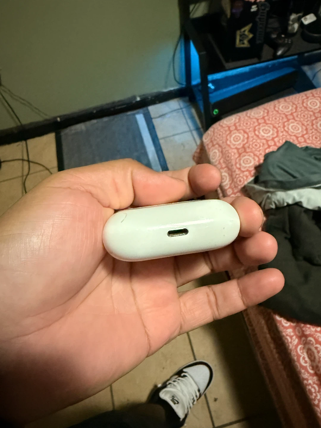 Apple AirPods Pro (2ndGen) Charging Case - photo 3