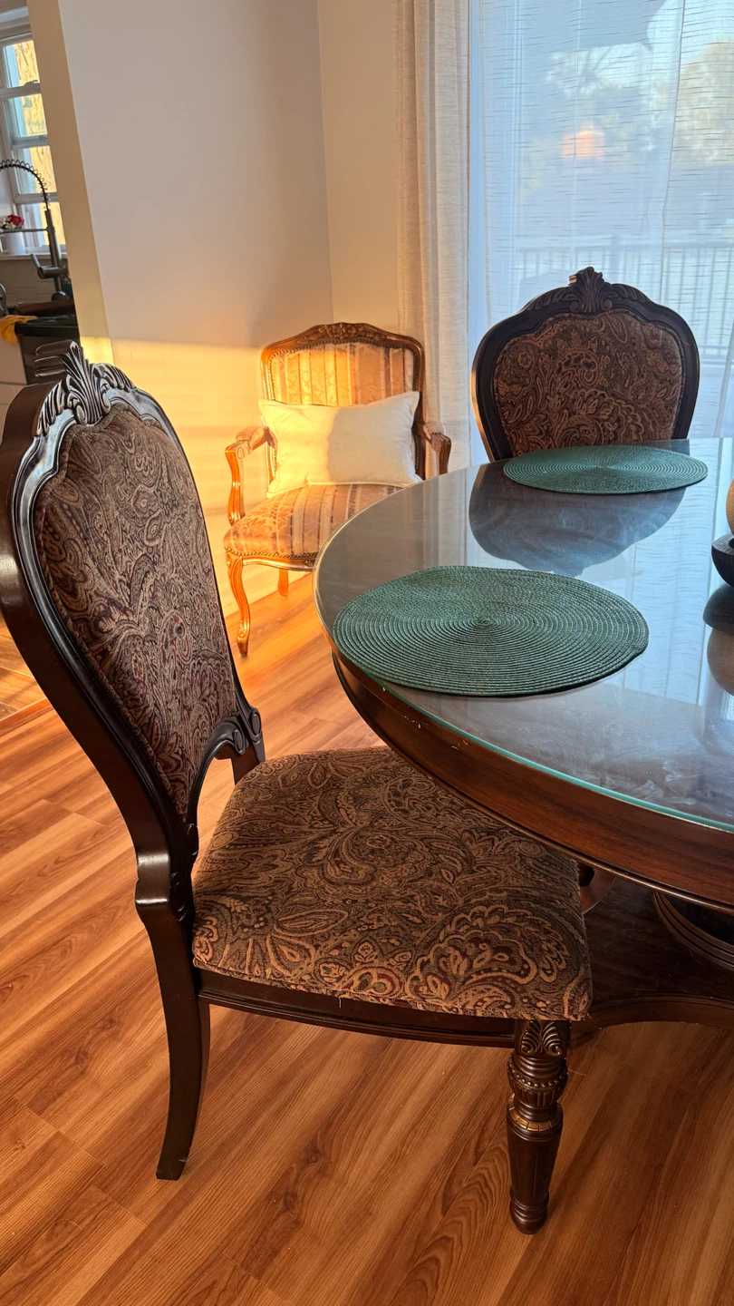 Dinning set 4 chairs, round table  and a bonus accent chair - photo 2