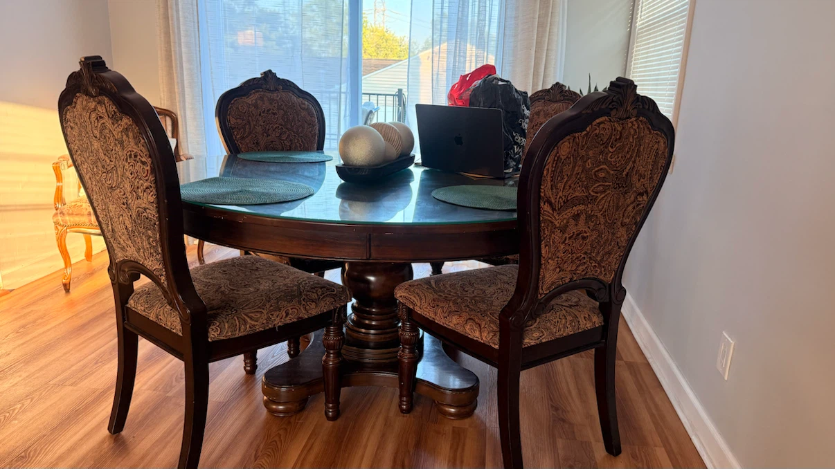 Dinning set 4 chairs, round table  and a bonus accent chair - photo 3