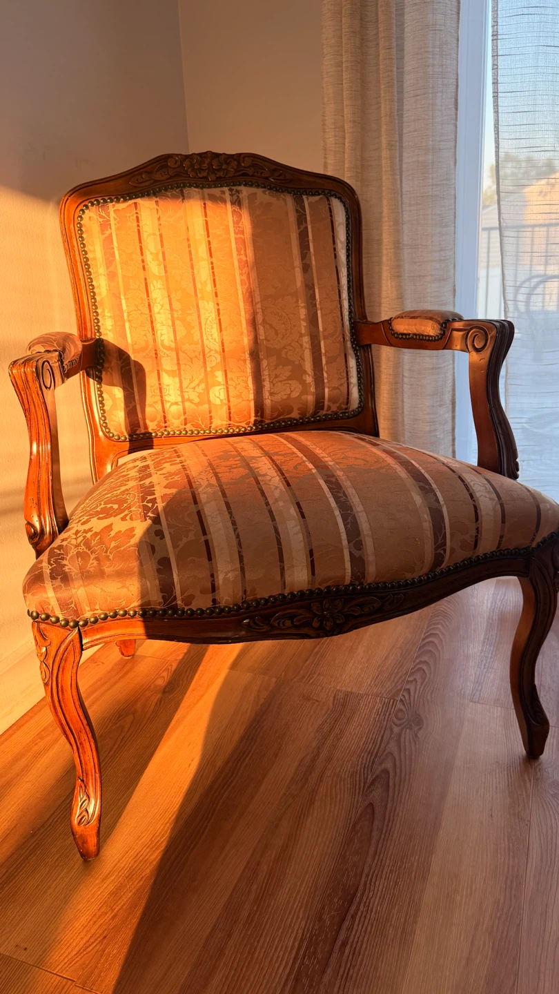 Dinning set 4 chairs, round table  and a bonus accent chair - photo 4