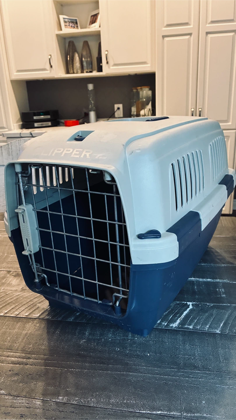 Small pet kennel in great condition & clean
