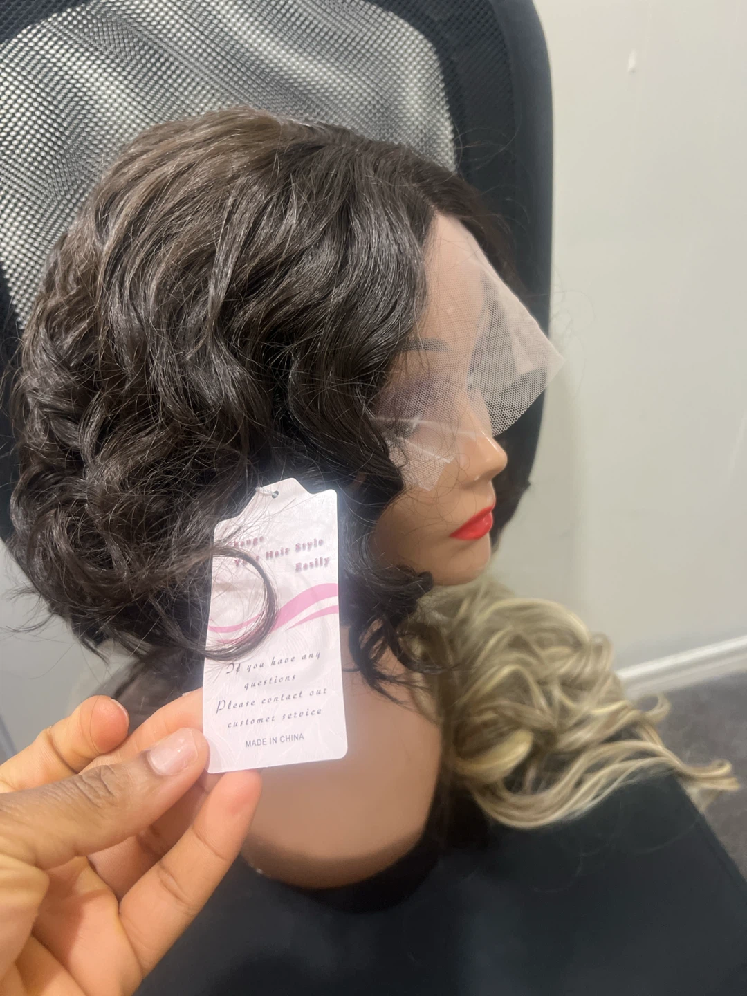 Wavy Lace Front Wig - Blonde Highlights - photo 2